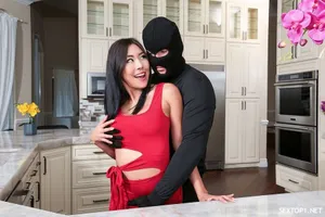 Em gái mới lớn banh lồn cho anh trai địt