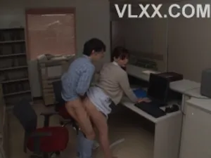 Cậu thích địt lồn tớ hay là lồn cậu ấy