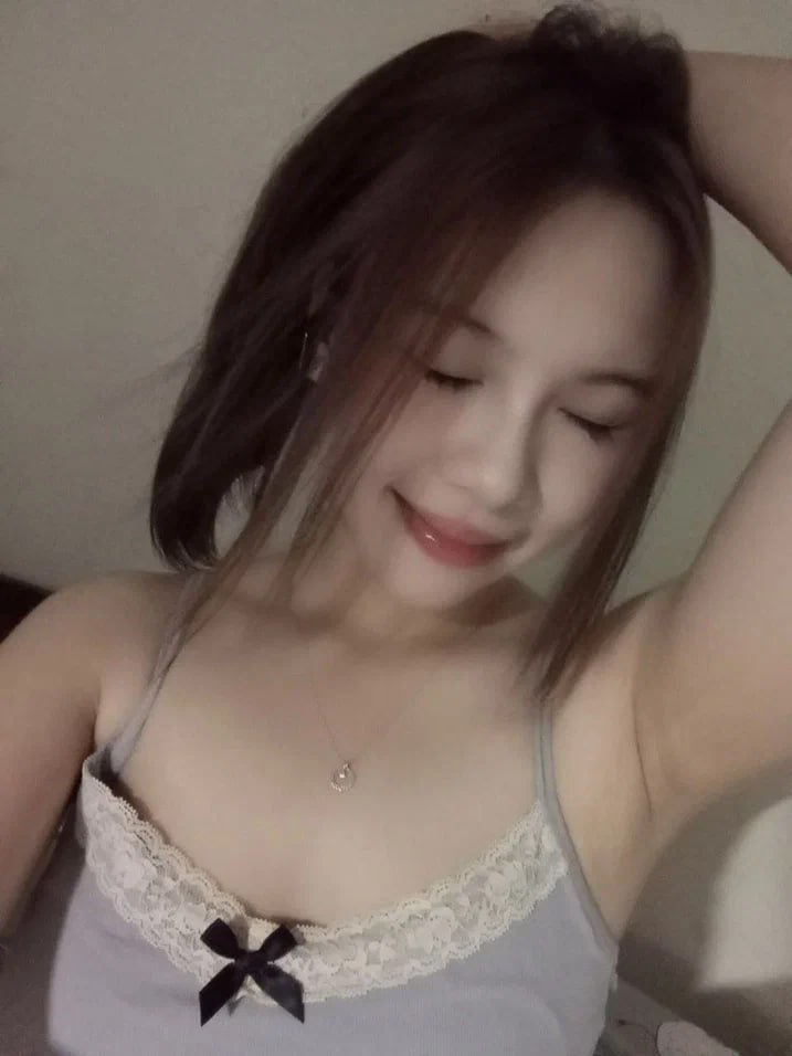 Bố mẹ gửi vể quê, cô gái rảnh rỗi gạ định anh hàng xóm