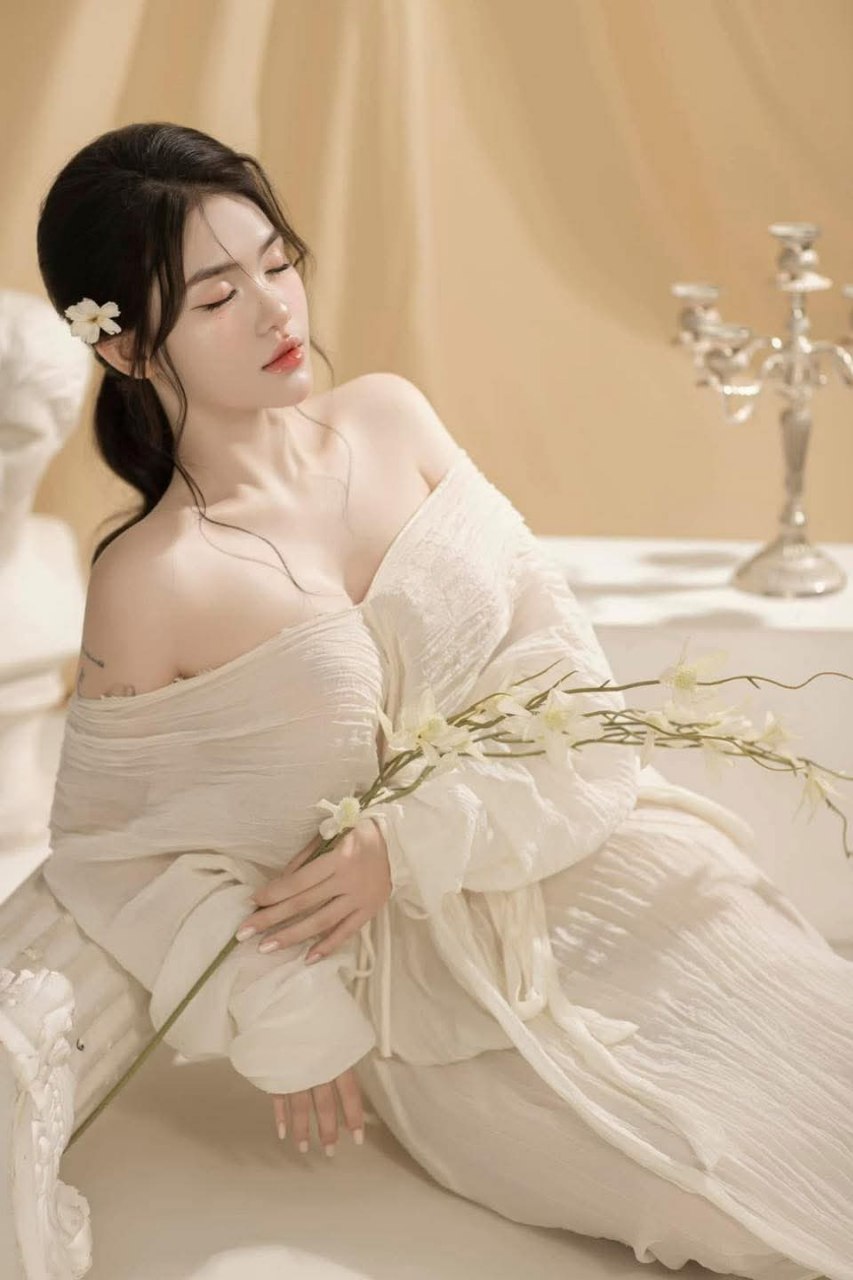 Cô em xinh đẹp mới lớn bị chị gái đồng tính cưỡng dâm