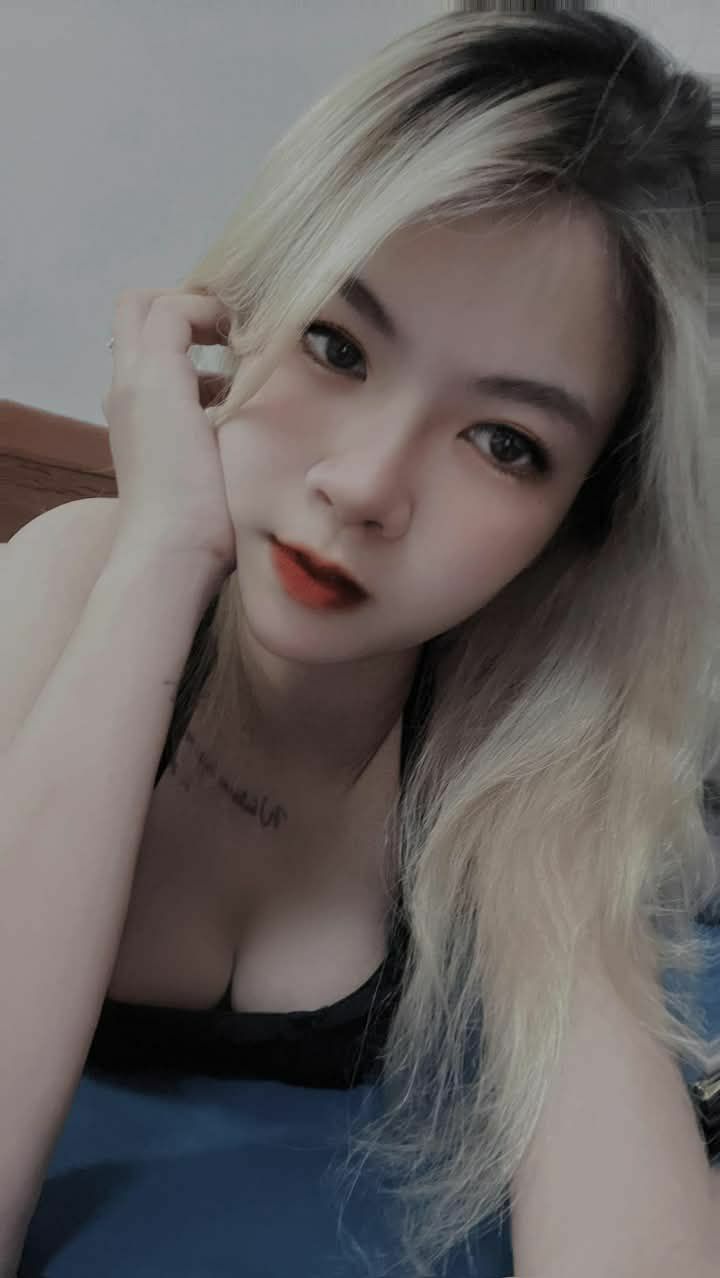 Người nổi tiếng trên mạng có ngực to và mông to! Bạn tình của tôi đang sờ vào âm hộ của tôi và nó ướt quá! Mút liếm dương vật, nâng mông béo lên, ôm eo và tiến vào từ phía sau, tắm trong phòng tắm...